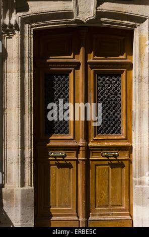Una porta d'ingresso in legno tradizionale con una pietra decorata circondata dal sole, Montmartre, Parigi, Francia Foto Stock