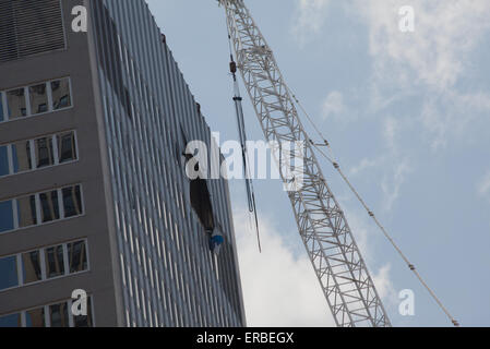 New York, Stati Uniti d'America. 31 Maggio, 2015. Unità di AC cade dalla gru in Midtown Manhattan Credito: Donald bowers/Alamy Live News Foto Stock