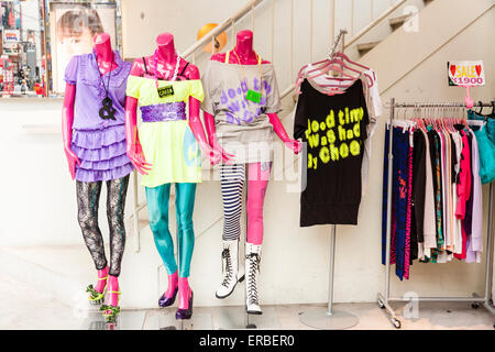 Tre manichini rosa vestiti con abiti casual da donna adolescenti brillanti in fila fuori da una boutique alla moda in America-Mura, Osaka. Foto Stock