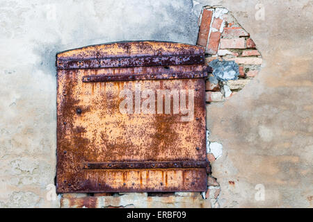 Finestra arrugginito in rovina la parete di una vecchia casa colonica nella campagna in Emilia Romagna nella finestra ItalyRusty in rovina la parete di una vecchia casa colonica nella campagna in Emilia Romagna in Italia Foto Stock