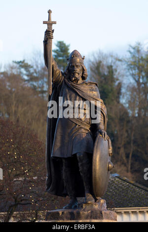 Statua di Hamo Thornycroft di Re Alfred il Grande a Winchester al tramonto, Hampshire, Inghilterra Foto Stock