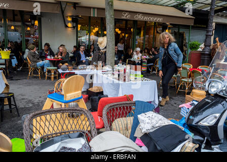 Parigi, Francia, People Shopping Francese di vendita di garage, Brocante, su Street nel quartiere di Le Marais, Rue de Bretagne, Square du Temple, il Cafe Bistro Ristorante Terrazza, quartieri locali Foto Stock