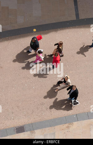 Vista dall'alto dei pedoni sulla High Street, vista dalla cima della Carfax Tower di Oxford, Inghilterra Foto Stock