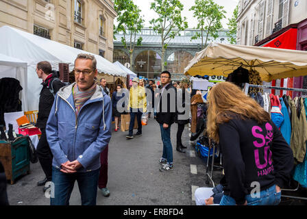 Parigi, Francia, grande affluenza di persone che fanno shopping vendita di garage francesi, Brocante, in strada nel mercato delle pulci di parigi, marais parigi Foto Stock
