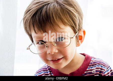 un bambino di 4 anni faccia sorridente Foto stock - Alamy