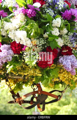 Il copricapo floreale indossati dal Garland re per celebrare la quercia giorno Apple in Castleton, Peak District, Derbyshire, Regno Unito - close-up Foto Stock