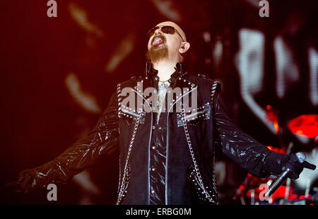 Il cantante Rob Halford del British rock band Judas Priest esegue sul palco durante il Rock im Revier music festival di Gelsenkirchen (Germania), 31 maggio 2015. Foto: Friso Gentsch/dpa Foto Stock