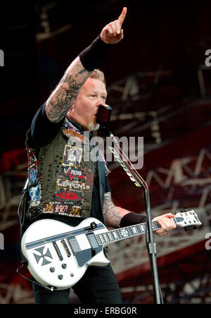 Cantante e chitarrista James Hetfield della US rock band Metallica esegue sul palco durante il Rockavaria Music Festival di Monaco di Baviera, Germania, il 31 maggio 2015. Foto: Sven Hoppe/dpa Foto Stock