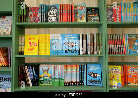 Festival di fieno, Hay on Wye, POWYS, GALLES - Maggio 2015 - Una selezione di molti nuovi libri per bambini in vendita in Hay Festival bookshop. Foto Stock