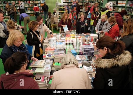 Festival di fieno, Hay on Wye, POWYS, GALLES - Maggio 2015 - Femmina ai visitatori del Festival di fieno bookshop prendere una possibilità di campione e leggere alcune delle più recenti pubblicazioni di libri in offerta. Foto Stock