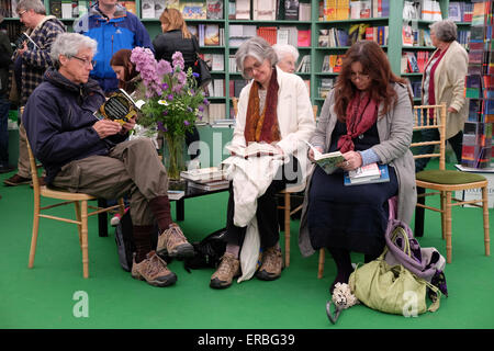 Festival di fieno, Hay on Wye, POWYS, GALLES - Maggio 2015 - Ai visitatori del Festival di fieno bookshop prendere una possibilità di campione e leggere alcune delle più recenti pubblicazioni del libro. Foto Stock