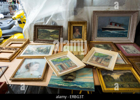 Parigi, Francia, primo piano, Collection Vintage Paintings, Picture Frames in mostra al French Garage sale Stall, Brocante, On Street nel quartiere le Marais, Foto Stock