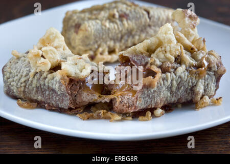 Deep fried Mars bar una prelibatezza in Scozia dove è spesso venduto nei pesci e nei negozi di chip Foto Stock