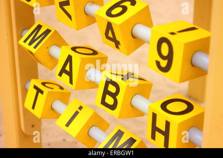 Lettere e numeri in forma di cubi Foto Stock