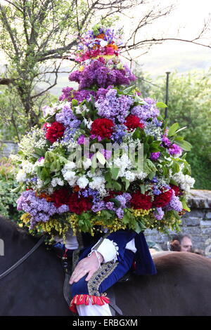 Indossa un copricapo floreale, la ghirlanda re attraverso processi di Castleton in Peak District nella celebrazione della quercia giorno Apple UK Foto Stock