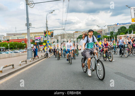 Mosca, Russia, domenica 31 maggio, 2015. Quinto annuale Mosca Bike Parade. La parata è stata organizzata dalla Let's Bike! Progetto per promuovere lo sviluppo della bicicletta per le infrastrutture e la sicurezza stradale in città. Bike per due. Credito: Alex Immagini/Alamy Live News Foto Stock