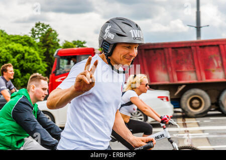 Mosca, Russia, domenica 31 maggio, 2015. Quinto annuale Mosca Bike Parade. La parata è stata organizzata dalla Let's Bike! Progetto per promuovere lo sviluppo della bicicletta per le infrastrutture e la sicurezza stradale in città. Invincibile. Credito: Alex Immagini/Alamy Live News Foto Stock