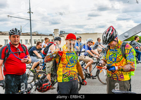 Mosca, Russia, domenica 31 maggio, 2015. Quinto annuale Mosca Bike Parade. La parata è stata organizzata dalla Let's Bike! Progetto per promuovere lo sviluppo della bicicletta per le infrastrutture e la sicurezza stradale in città. Motociclisti. Credito: Alex Immagini/Alamy Live News Foto Stock