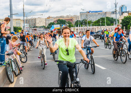 Mosca, Russia, domenica 31 maggio, 2015. Quinto annuale Mosca Bike Parade. La parata è stata organizzata dalla Let's Bike! Progetto per promuovere lo sviluppo della bicicletta per le infrastrutture e la sicurezza stradale in città. Ciao! Credito: Alex Immagini/Alamy Live News Foto Stock