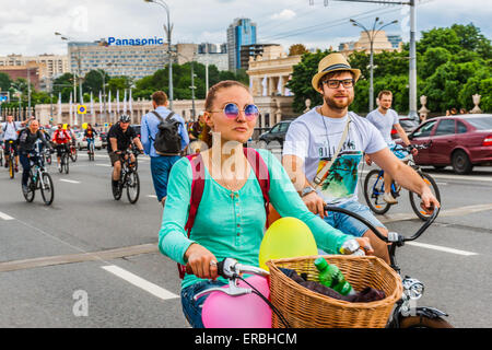 Mosca, Russia, domenica 31 maggio, 2015. Quinto annuale Mosca Bike Parade. La parata è stata organizzata dalla Let's Bike! Progetto per promuovere lo sviluppo della bicicletta per le infrastrutture e la sicurezza stradale in città. Bellezza. Credito: Alex Immagini/Alamy Live News Foto Stock