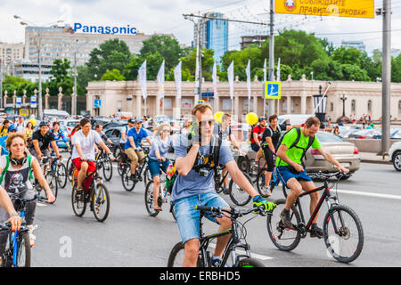 Mosca, Russia, domenica 31 maggio, 2015. Quinto annuale Mosca Bike Parade. La parata è stata organizzata dalla Let's Bike! Progetto per promuovere lo sviluppo della bicicletta per le infrastrutture e la sicurezza stradale in città. Sì, No OK! Credito: Alex Immagini/Alamy Live News Foto Stock