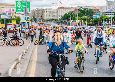 Mosca, Russia, domenica 31 maggio, 2015. Quinto annuale Mosca Bike Parade. La parata è stata organizzata dalla Let's Bike! Progetto per promuovere lo sviluppo della bicicletta per le infrastrutture e la sicurezza stradale in città. Mia nonna e me. Credito: Alex Immagini/Alamy Live News Foto Stock