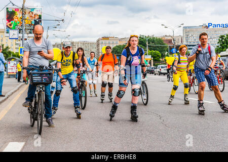 Mosca, Russia, domenica 31 maggio, 2015. Quinto annuale Mosca Bike Parade. La parata è stata organizzata dalla Let's Bike! Progetto per promuovere lo sviluppo della bicicletta per le infrastrutture e la sicurezza stradale in città. Rulli. Credito: Alex Immagini/Alamy Live News Foto Stock