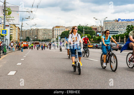 Mosca, Russia, domenica 31 maggio, 2015. Quinto annuale Mosca Bike Parade. La parata è stata organizzata dalla Let's Bike! Progetto per promuovere lo sviluppo della bicicletta per le infrastrutture e la sicurezza stradale in città. Chip'n'Dale. Credito: Alex Immagini/Alamy Live News Foto Stock