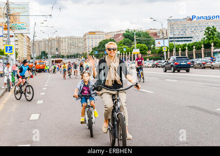 Mosca, Russia, domenica 31 maggio, 2015. Quinto annuale Mosca Bike Parade. La parata è stata organizzata dalla Let's Bike! Progetto per promuovere lo sviluppo della bicicletta per le infrastrutture e la sicurezza stradale in città. Ciao! Credito: Alex Immagini/Alamy Live News Foto Stock