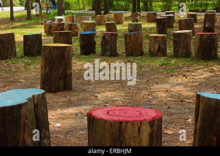 Sulla strada sono un gran numero di ceppi di alberi Foto Stock