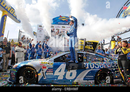 Dover, DE, STATI UNITI D'AMERICA. 31 Maggio, 2015. Dover, DE - 31 Maggio 2015: Jimmie Johnson (48) vince la FedEx 400 che beneficiano autismo parla a Dover International Speedway di Dover, DE. Credito: csm/Alamy Live News Foto Stock