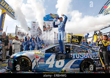 Dover, DE, STATI UNITI D'AMERICA. 31 Maggio, 2015. Dover, DE - 31 Maggio 2015: Jimmie Johnson (48) vince la FedEx 400 che beneficiano autismo parla a Dover International Speedway di Dover, DE. Credito: csm/Alamy Live News Foto Stock