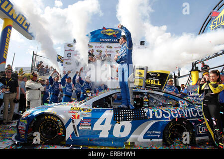 Dover, DE, STATI UNITI D'AMERICA. 31 Maggio, 2015. Dover, DE - 31 Maggio 2015: Jimmie Johnson (48) vince la FedEx 400 che beneficiano autismo parla a Dover International Speedway di Dover, DE. Credito: csm/Alamy Live News Foto Stock