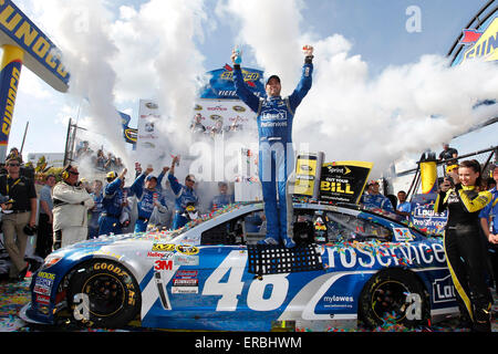 Dover, DE, STATI UNITI D'AMERICA. 31 Maggio, 2015. Dover, DE - 31 Maggio 2015: Jimmie Johnson (48) vince la FedEx 400 che beneficiano autismo parla a Dover International Speedway di Dover, DE. Credito: csm/Alamy Live News Foto Stock