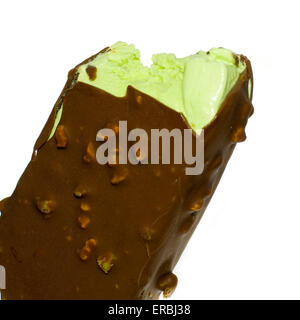 Pareti Magnum pistacchio gelato aperto e picchiato per esporre il verde ice cream. Foto Stock