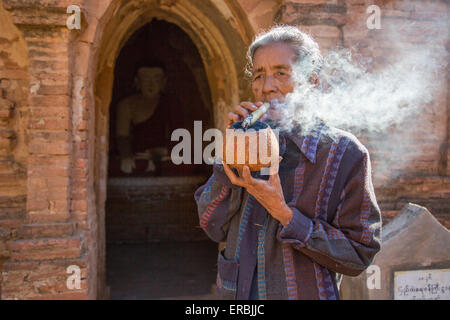 Signora cheroot fumare a Khay Min Gha tempio di Bagan Myanmar Foto Stock