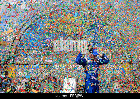 Dover, DE, STATI UNITI D'AMERICA. 31 Maggio, 2015. Dover, DE - 31 Maggio 2015: Jimmie Johnson (48) vince la FedEx 400 che beneficiano autismo parla a Dover International Speedway di Dover, DE. Credito: csm/Alamy Live News Foto Stock