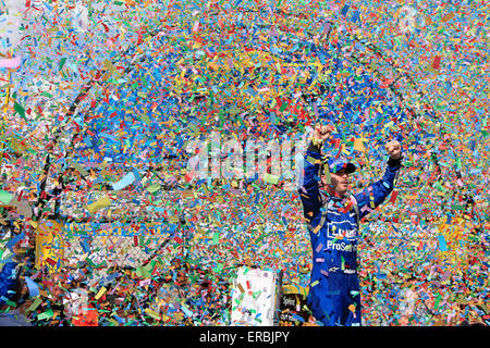 Dover, DE, STATI UNITI D'AMERICA. 31 Maggio, 2015. Dover, DE - 31 Maggio 2015: Jimmie Johnson (48) vince la FedEx 400 che beneficiano autismo parla a Dover International Speedway di Dover, DE. Credito: csm/Alamy Live News Foto Stock