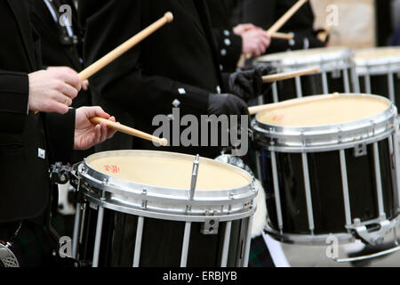 Close up di batteristi in un il giorno di San Patrizio Parade Fife e Drum Corps Foto Stock