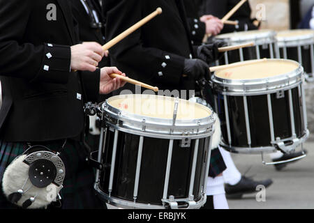 Close up di batteristi in un il giorno di San Patrizio Parade Fife e Drum Corps Foto Stock