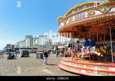 Golden Gallopers giostra sulla spiaggia di Brighton Foto Stock