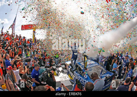 Dover, DE, STATI UNITI D'AMERICA. 31 Maggio, 2015. Dover, DE - 31 Maggio 2015: Jimmie Johnson (48) vince la FedEx 400 che beneficiano autismo parla a Dover International Speedway di Dover, DE. Credito: csm/Alamy Live News Foto Stock