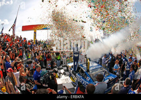 Dover, DE, STATI UNITI D'AMERICA. 31 Maggio, 2015. Dover, DE - 31 Maggio 2015: Jimmie Johnson (48) vince la FedEx 400 che beneficiano autismo parla a Dover International Speedway di Dover, DE. Credito: csm/Alamy Live News Foto Stock