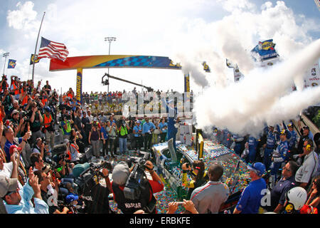 Dover, DE, STATI UNITI D'AMERICA. 31 Maggio, 2015. Dover, DE - 31 Maggio 2015: Jimmie Johnson (48) vince la FedEx 400 che beneficiano autismo parla a Dover International Speedway di Dover, DE. Credito: csm/Alamy Live News Foto Stock