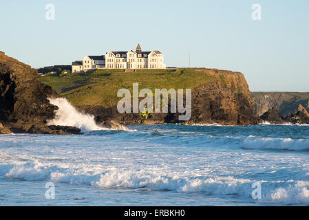 L'ex Poldhu Hotel (ora casa di riposo), visto dalla Chiesa Cove Gunwalloe. Marconi è noto per avere alloggiato qui nel 1901. Foto Stock