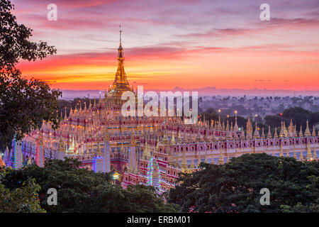 Tempio Thanboddhay Monywa in Myanmar all'alba Foto Stock