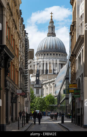 La cupola della cattedrale di St Paul, Londra visto dalla strada Walting Foto Stock