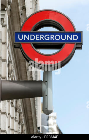 Segno della metropolitana al di fuori di stazione di Green Park, London, Regno Unito Foto Stock