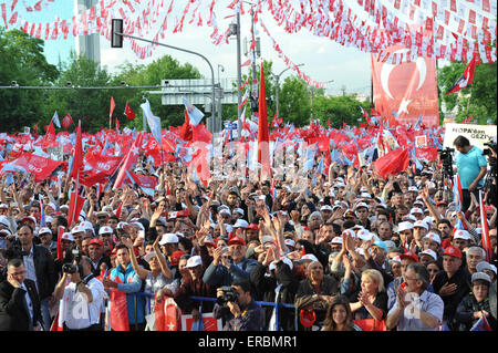 Ankara, Turchia. 31 Maggio, 2015. I sostenitori della Turchia del principale partito d opposizione il repubblicano del Partito Popolare (CHP) assistere ad un rally di Ankara, Turchia, il 31 maggio 2015. Elezioni legislative turche si terrà il 7 giugno. © Mustafa Kaya/Xinhua/Alamy Live News Foto Stock