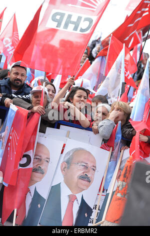 Ankara, Turchia. 31 Maggio, 2015. I sostenitori della Turchia del principale partito d opposizione il repubblicano del Partito Popolare (CHP) assistere ad un rally di Ankara, Turchia, il 31 maggio 2015. Elezioni legislative turche si terrà il 7 giugno. © Mustafa Kaya/Xinhua/Alamy Live News Foto Stock